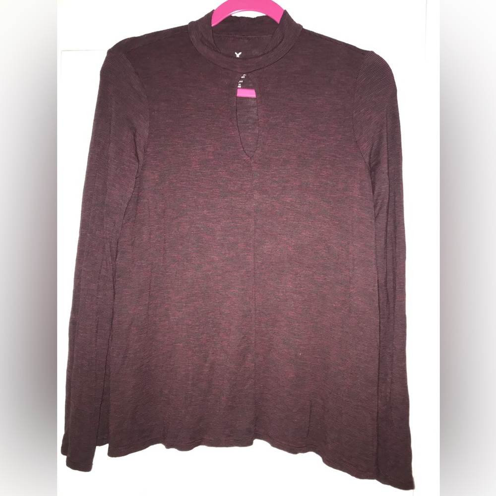 ✨️2 For $10✨️ American Eagle shirt. Soft and sexy. Medium. Bundle & save!!